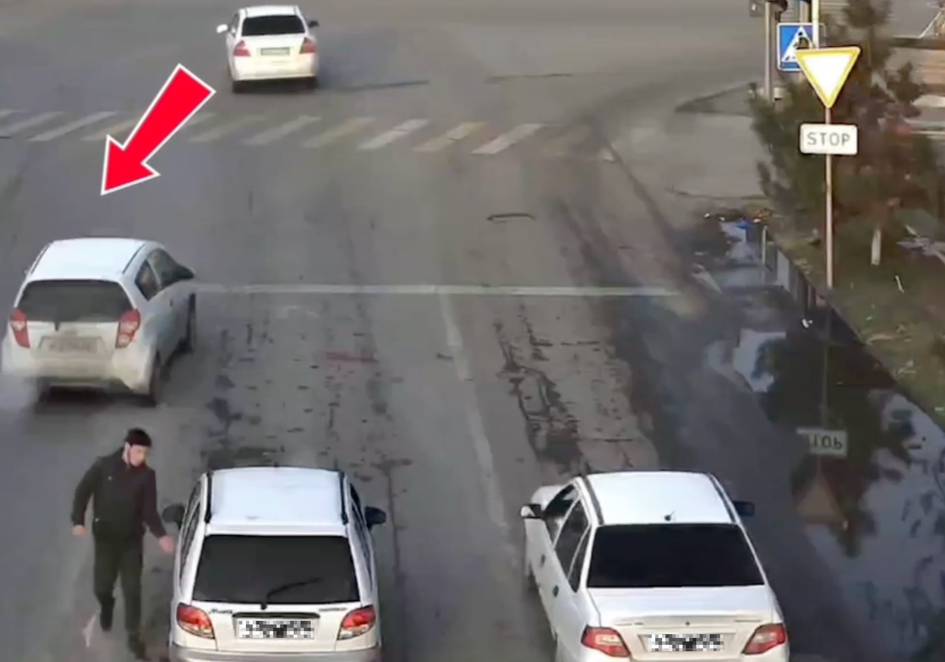 Andijonda yo‘l o‘rtasida salomlashgan haydovchilar boshqa avtomobil jarimaga tushishiga sabab bo‘ldi